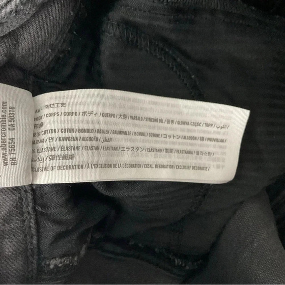 Hollister Black Ultra High Rise Mom Jean Size 3L - Picture 4 of 7